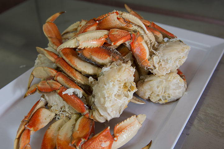 Our crabs are patially opened ready to be eaten at our place or to take then to go.